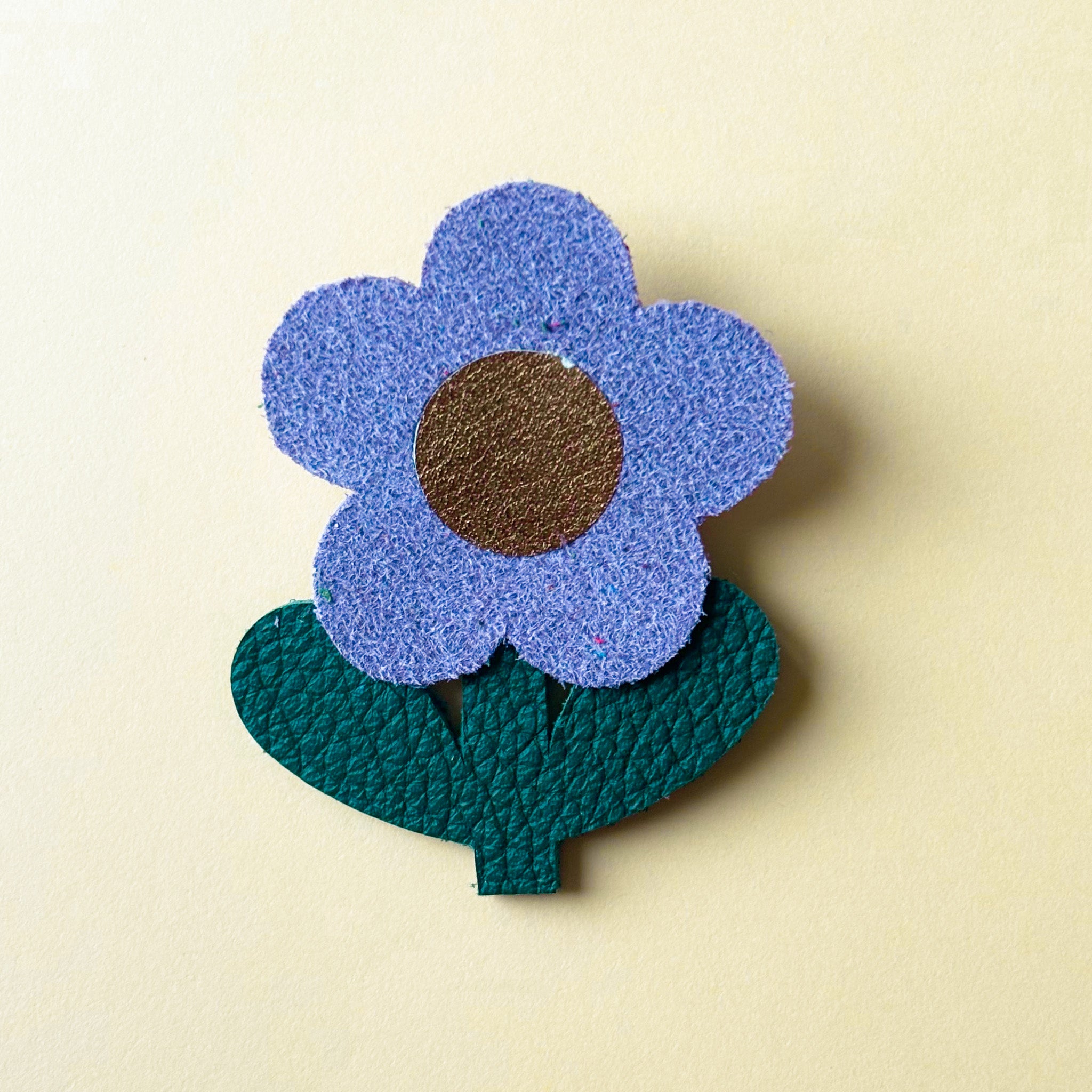 broche fleur violette