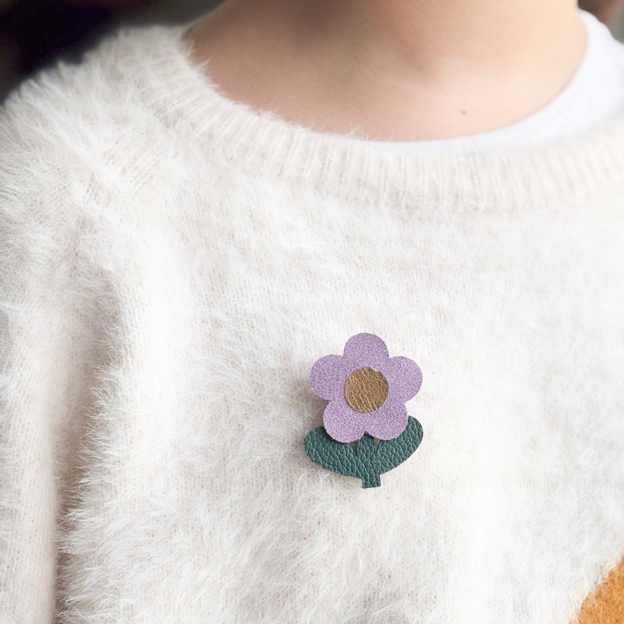 broche fleur violette
