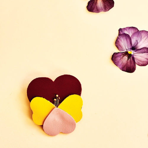 broche en cuir pensée 